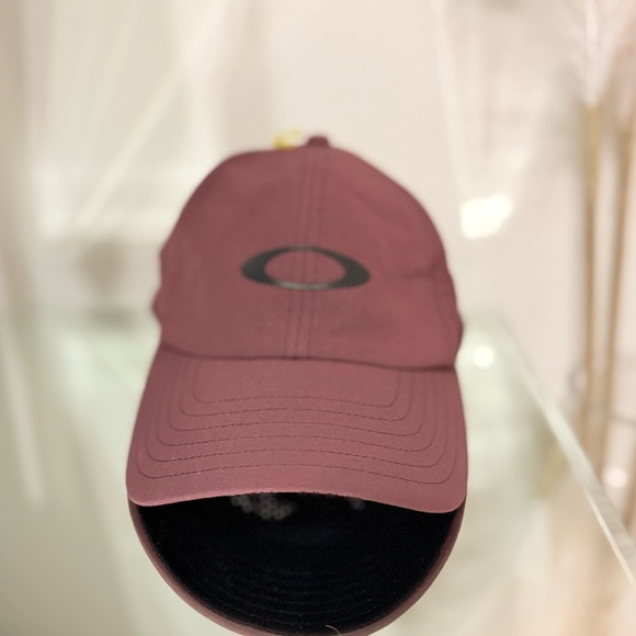 Oakley Burgundy Performance 6 Panel Cap with Iconic Emblem NEW - Picture 1 of 5